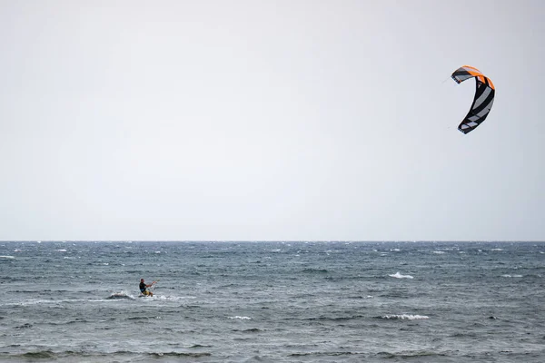 Kitesurf Durante Dia Ventoso Com Mar Muito Áspero — Fotografia de Stock