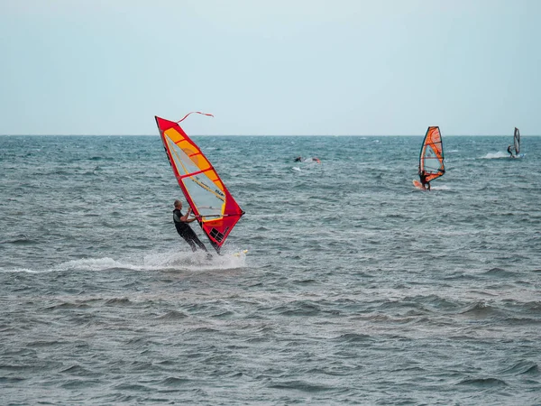 Windsurf Naranja Montar Las Olas Mar Agitado Barco Grande Fondo — Foto de Stock