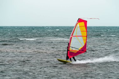 Turuncu ve Kızıl Rüzgarlı Dalgalar Dalgalarda Sürüyor.