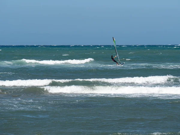 Windsurfen Auf Den Wellen Einer Abgehackten See — Stockfoto