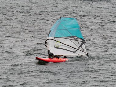 Rüzgâr sörfü denize düştü ve gitmeye hazır..