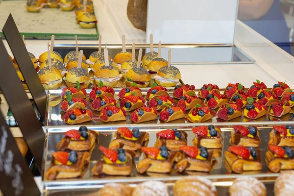 Pastas Frutas Com Morangos Cerejas Pretas Sanduíches Salgados Com Cortes — Fotografia de Stock