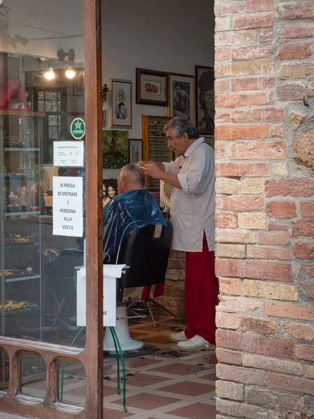 San Gimignano Siena Italy August 2021 Barber His Barbershop Who — Stock fotografie