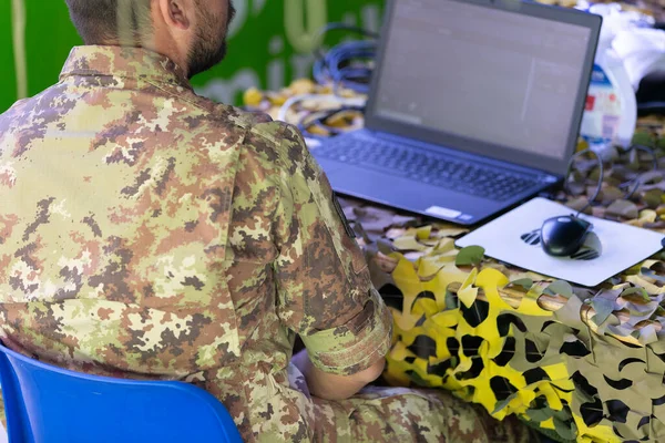 Data Entry Soldier Med Bärbar Dator Framför Sig Ett Militärläger — Stockfoto