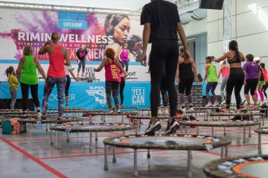 Mini Ribaund Antrenmanı: Sahnede Müzik ve Öğretmenle Beden Eğitiminde Spor Yapan İnsanlar.
