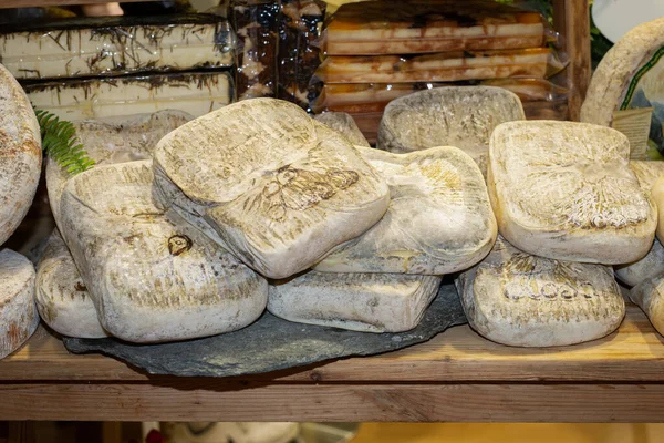 Formas Queijo Destaque Exibidas Mesa Madeira — Fotografia de Stock