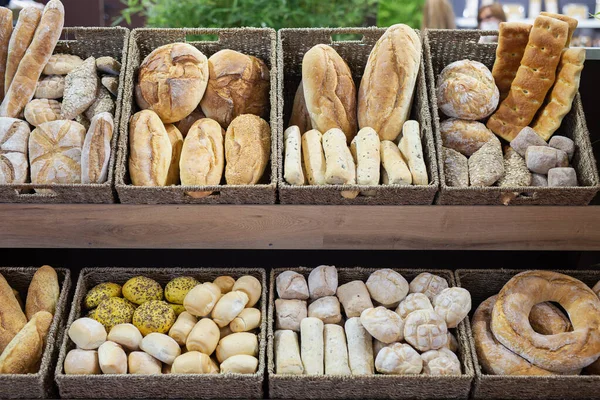 パン屋さんで種類豊富なイタリアパンの盛り合わせ — ストック写真