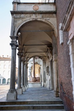 Cremona Katedrali 'nin kapısındaki kemerlerin yan görüntüsü. İki Aslan Heykeli, Lombardy, İtalya.