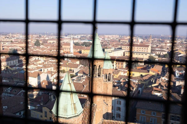 从意大利伦巴第克里莫纳大教堂和城市的顶部看问题 — 图库照片