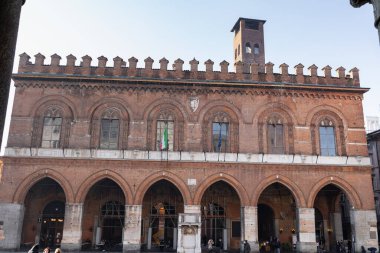 İtalya, Lombardy Katedrali 'nin önündeki Cremona Belediye Binası Dış Cephesi.