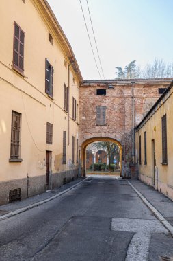 Cremona 'da Dar Sokak' ta bir alt geçidi var, Lombardy - İtalya.