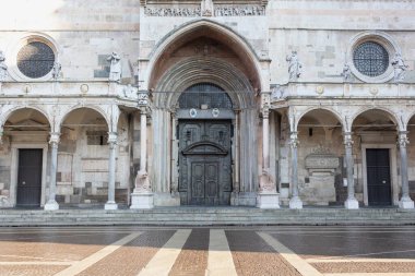 Cremona Katedrali 'ne açılan kapının ayrıntıları. İki Aslan Heykeli, Lombardy, İtalya..