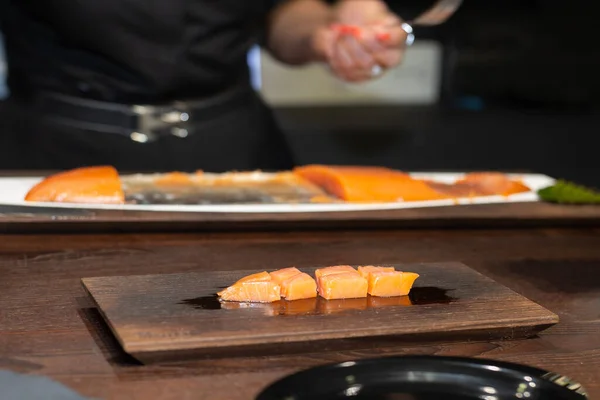 Chef Trancher Saumon Sur Une Table Bois Noir Dans Restaurant — Photo