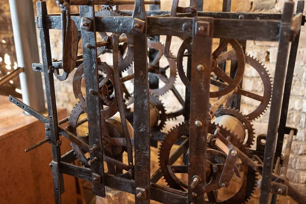 Alte Kreisförmige Eisenmechanismen Für Die Bewegung Der Mechanischen Turmuhr — Stockfoto