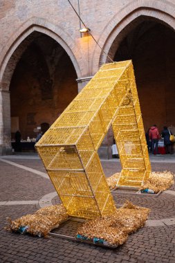 Cremona Sarayı 'nın avlusunda Noel Işığı Kurulumu, Lombardiya - Taly.