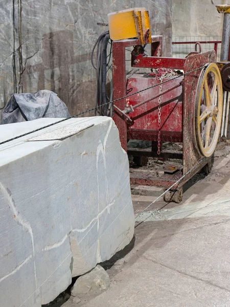Iron Machinery Extraction Cutting Marble Slabs Quarry Carrara Tuscany Italy — Stock Photo, Image
