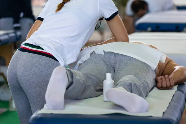 Massagem Nas Costas Atleta Após Atividade Fitness Bem Estar Esporte — Fotografia de Stock