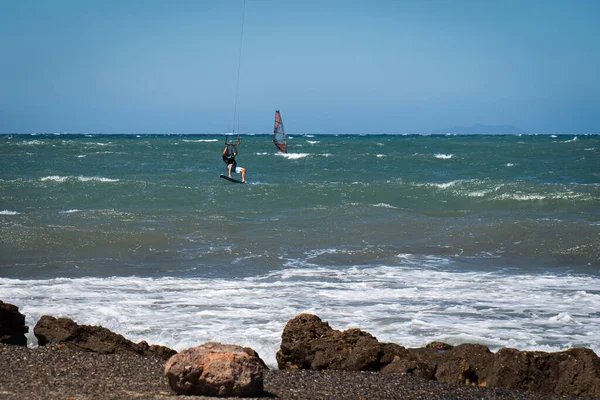 Kitesurfen Und Windsurfen Einem Windigen Tag Mit Sehr Rauer See — Stockfoto