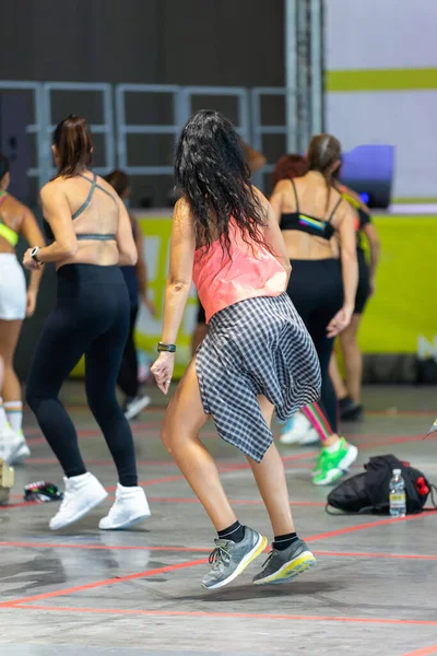 Treino Fitness Ginásio Meninas Fazendo Exercícios Sala Aula Com Música — Fotografia de Stock