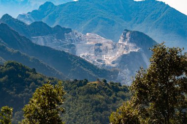 Carrara mermer ocaklarının manzarası.