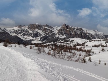 İtalyan Dolomitlerinin Karlı Tepesi 'nin Detayları.