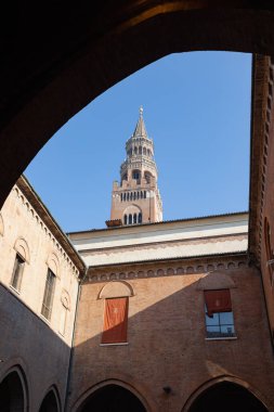Torrazzo olarak bilinen Cremona 'nın Çan Kulesi' nin kalesi, Cremona, Lombardiya Belediye Binası 'nın avlusundan görüldü..