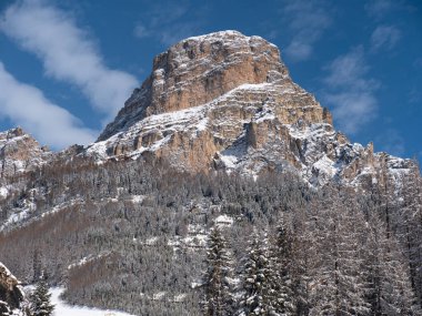 İtalyan Dolomitlerinin Karlı Tepesi 'nin Detayları.