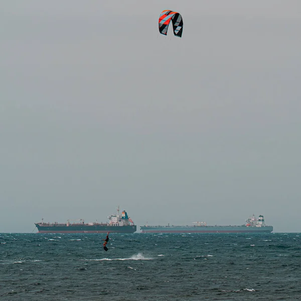 Kitesurfing Během Větrného Dne Velmi Drsným Mořem Průmyslová Loď Pozadí — Stock fotografie