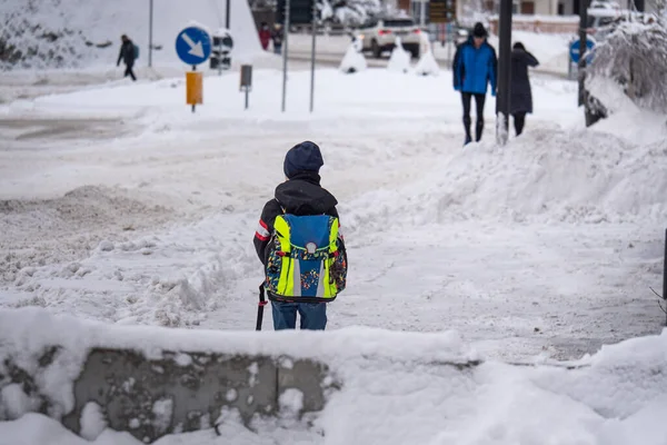 Ungefähr Jahre Altes Kind Läuft Einem Kalten Verschneiten Wintertag Mit — Stockfoto