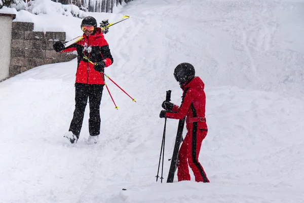 Pessoas Voltando Depois Dia Esqui Tirando Seus Esquis — Fotografia de Stock