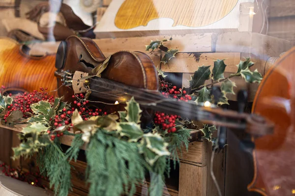 木架上手工制作的小提琴 装饰着屠夫的扫帚工厂 — 图库照片