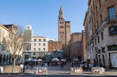 Stradivari Meydanı ve İtalya 'daki Katedral' in yanındaki Cremona 'daki Torrazzo manzarası..