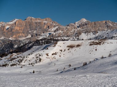 Güzel güneşli bir günde, İtalyan Dolomites Dağlarının Karla kaplı Kızılımsı Kayaları manzarası.