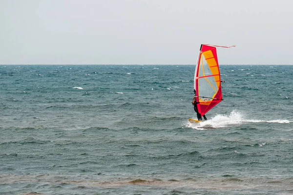 Orange Red Windurf Riding Waves Choppy Sea — Stock Photo, Image