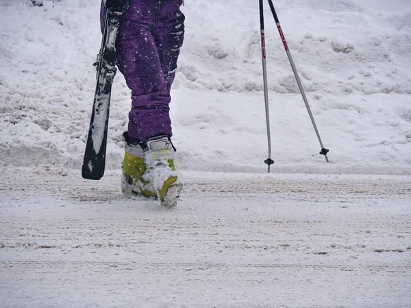 Karlı Yolda Yürüyen Bir Bayanın Botlarının Mor Kayak Pantolonunun Ayrıntıları — Stok fotoğraf