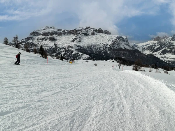 Skieur Amuser Sur Une Piste Ski Enneigée Dans Les Dolomites — Photo
