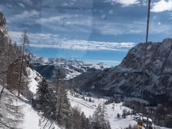 Die Verschneiten Italienischen Alpen Blick Aus Dem Inneren Einer Kabinenbahn — Stockfoto