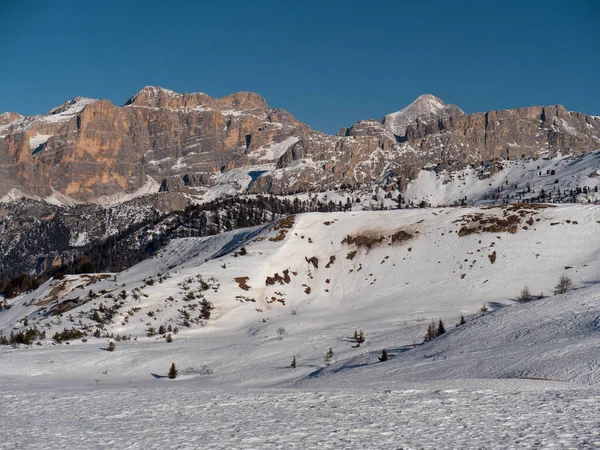美しい晴れた日にイタリアのドロマイト山脈の雪に覆われた赤みを帯びた岩の景色 — ストック写真