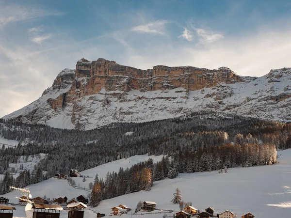 Vue Sur Les Rochers Rougeâtres Des Dolomites Italiennes Enneigées Avec — Photo