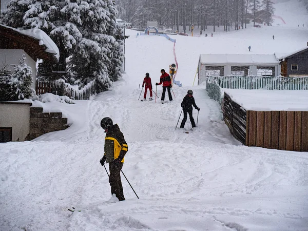 Bolzano Italy February 2022 People Returning Day Skiing End Ski — Stock Photo, Image