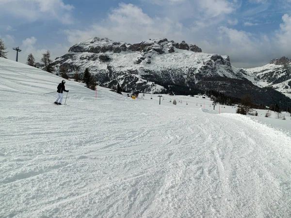 意大利白云石山脉雪地滑雪场上的滑雪者和远处的轮椅升降 — 图库照片