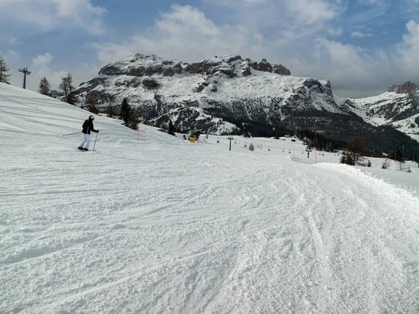 Kayakçı Talyan Dolomit Dağları Nda Karlı Kayak Yamacında Eğleniyor Uzakta — Stok fotoğraf