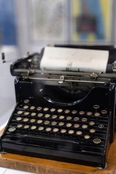 Eski Siyah Mekanik Daktilo İyi Durumda Tutuldu.