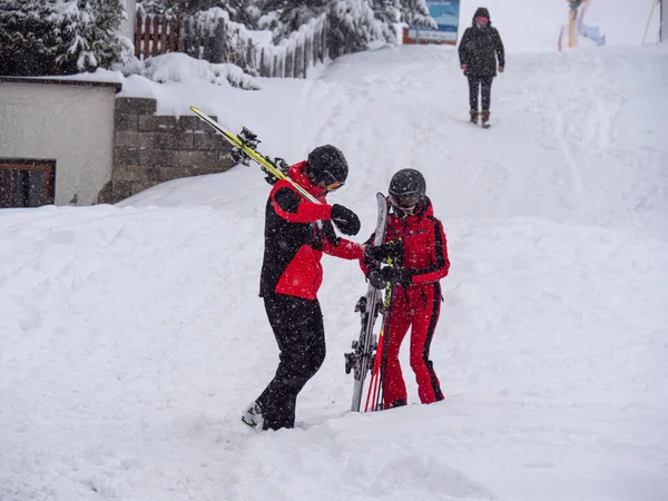 Bolzano Italy February 2022 People Returning Day Skiing Taking Skis — Fotografia de Stock
