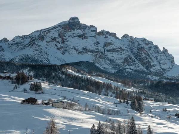 Vedere Stâncilor Roșiatice Ale Dolomiților Italieni Acoperiți Zăpadă Brazi Locuințe — Fotografie, imagine de stoc
