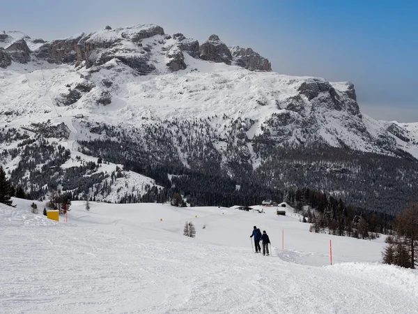Pár Horolezců Kteří Lezou Horu Sněžnicemi Nohou Pozadí Italských Alp — Stock fotografie