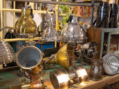 Antika Büyük Lambalar, Deniz fenerleri ve Vintage Metal Projektörleri.