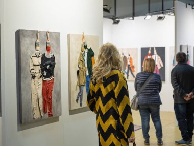 İnsanlar Modern Sanat Galerisinde Tablolara hayran..