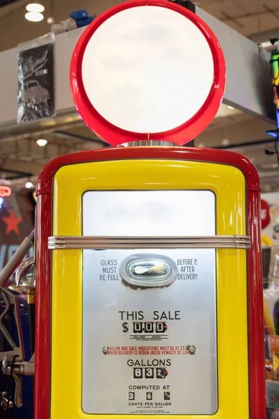 Vintage Gasoline Pump Fuel Petrol Station — Stock Photo, Image