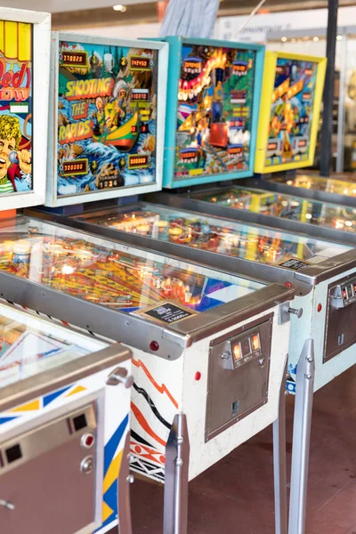 Groep Van Vintage Multicolor Pinball Machines — Stockfoto